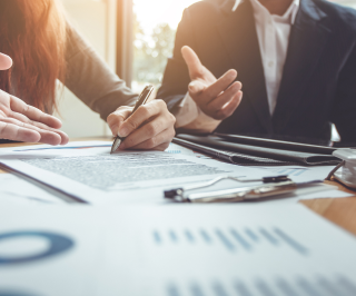 Executivos da Allianz fazendo análises e discutindo dados