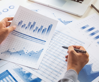 Executivo da Allianz fazendo análises de gráficos