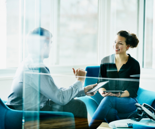 Mulher se consultando com médico da Allianz Saúde