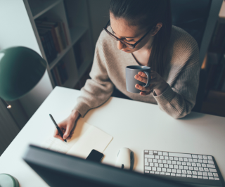 Executiva da Allianz trabalhando de home office