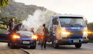 Imagem do caminhão da Allianz Seguros indo socorrer motorista com veículo quebrado