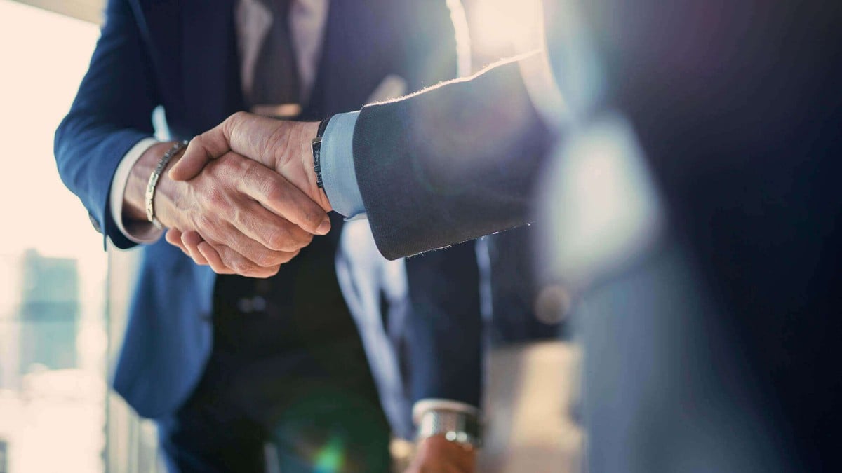Dois executivos da Allianz apertando as mãos