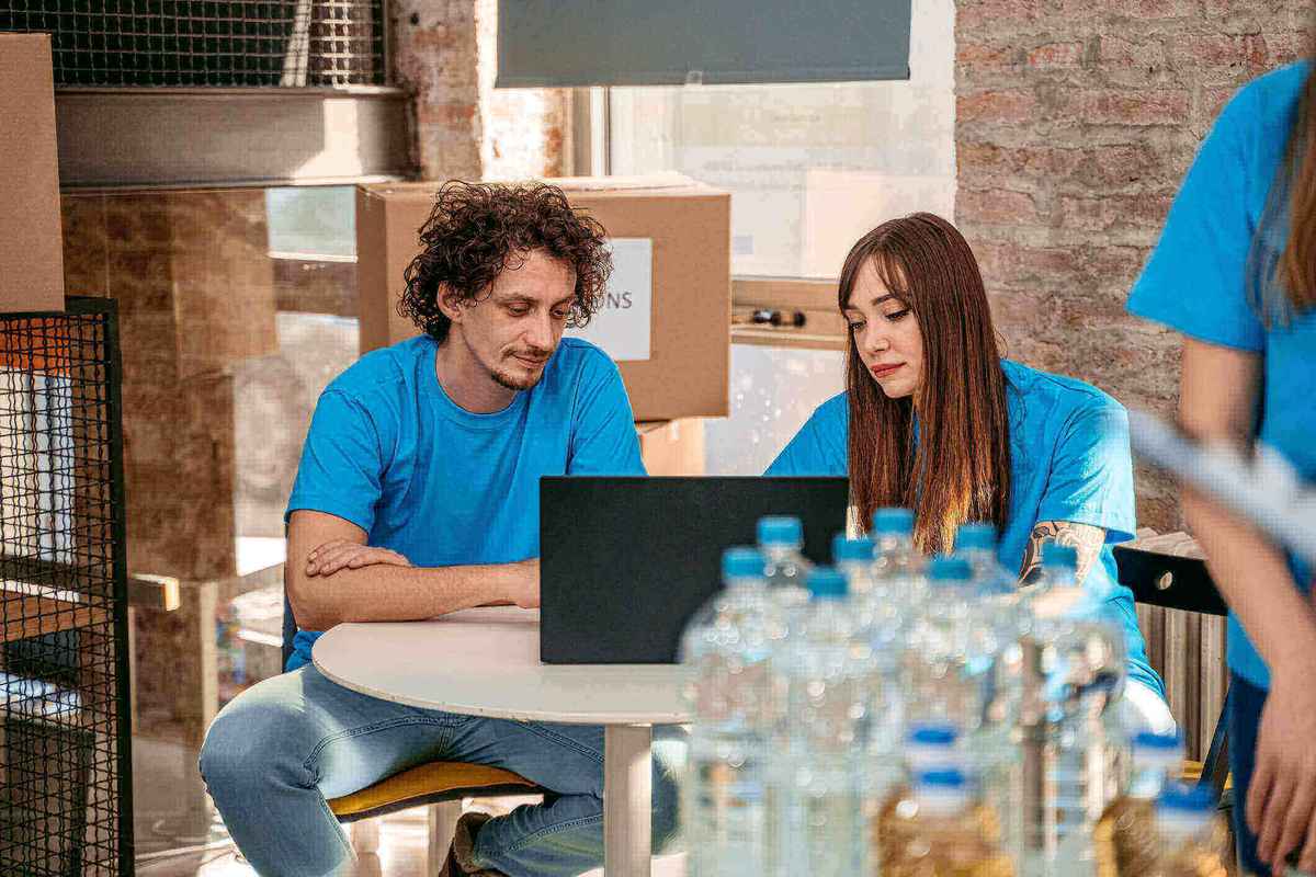 Corretora da Allianz fazendo fechamento de apólices