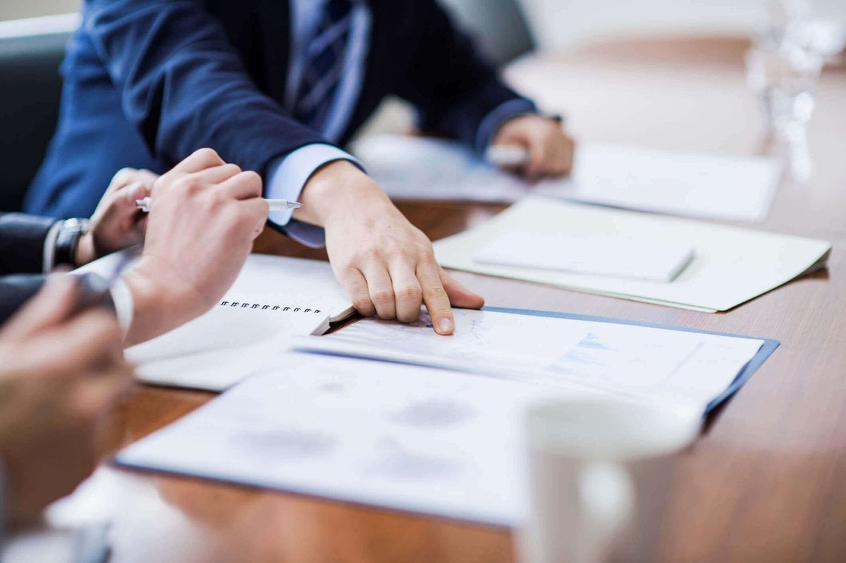 Executivos da Allianz analisando resultados do terceiro trimestre de 2021