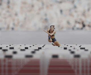 Atleta feminina de corrida com obstáculos executando uma corrida