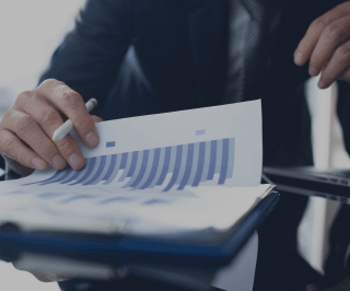 Executivo da Allianz realizando uma análise de resultados e uma prancheta