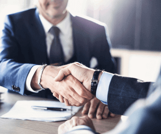 Executivos da Allianz apertando as mãos em sinal de acordo de negócio