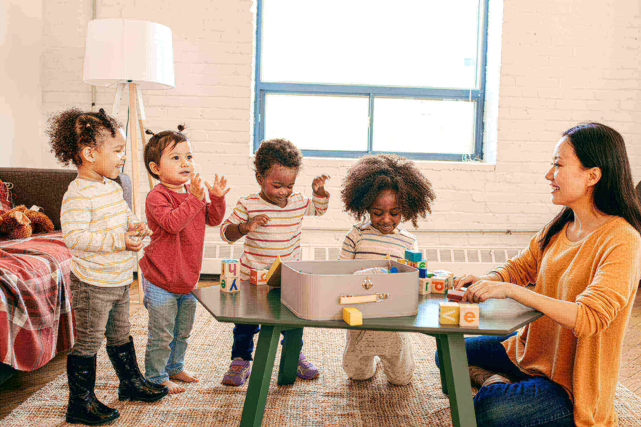 Professor de associação beneficente em sala de aula dando uma atividade para os alunos