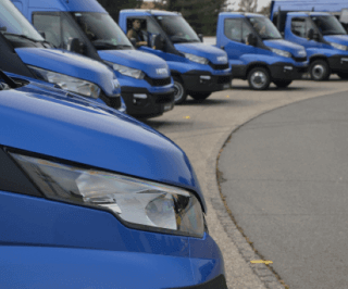 Foto de uma frota de veículos parados alinhados lateralmente