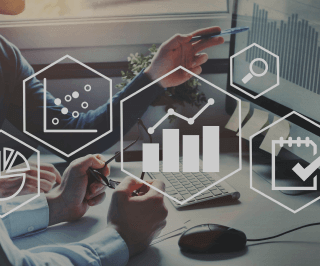 Dois executivos da Allianz fazendo uma análise de gráficos