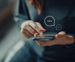 Pessoa utilizando o celular e enviando mensagens de texto