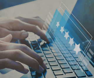 Pessoa digitando no notebook e símbolos de índice positivo