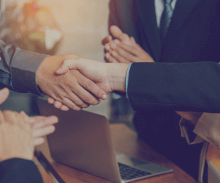 Executivos Allianz apertando as mãos e pessoas ao redor batendo palmas