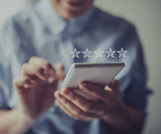 Mulher utlizando o celular