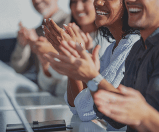 Pessoas aplaudindo a indicação da Allianz no Prêmio Reclame Aqui 2021