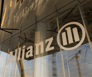 Foto da fachada do prédio da Allianz em escrita branca