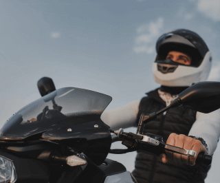 Motociclista pilotando a sua moto 