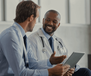 Homem conversando com um médico