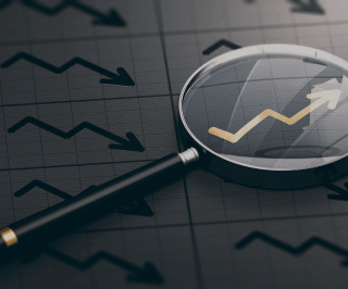Lupa focando em um gráfico de crescimento