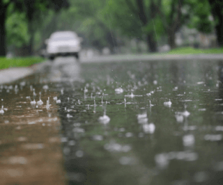 Imagem de uma rua em um dia chuvoso