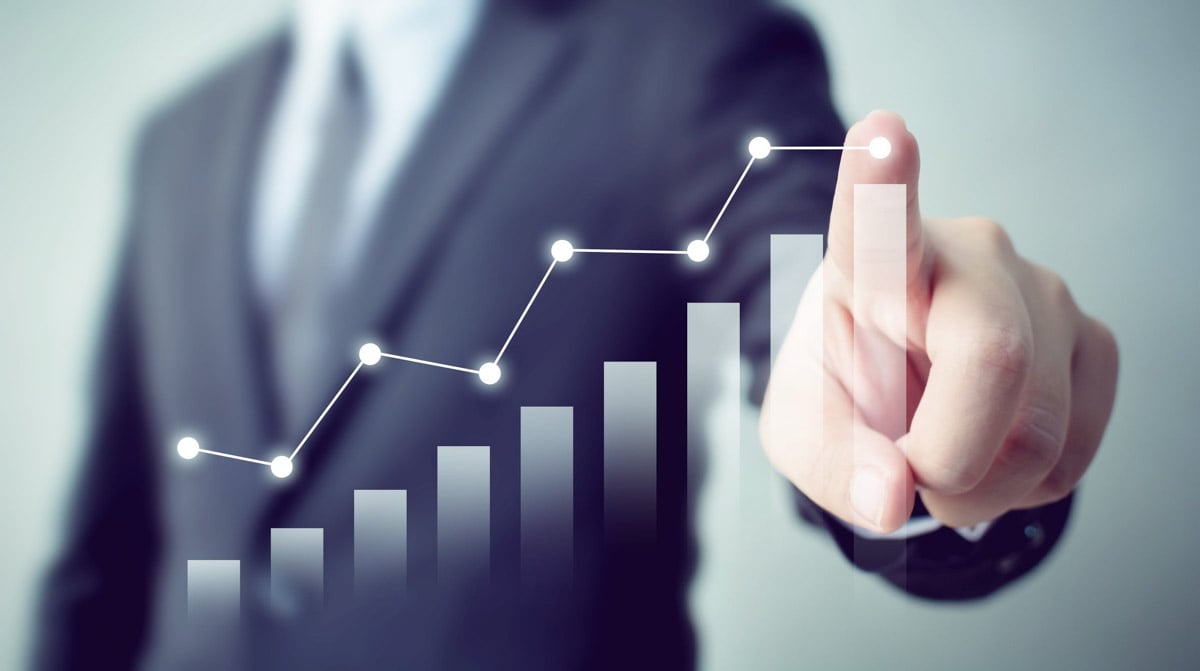 Executivo da Allianz apontando um gráfico de crescimento de resultados operacionais