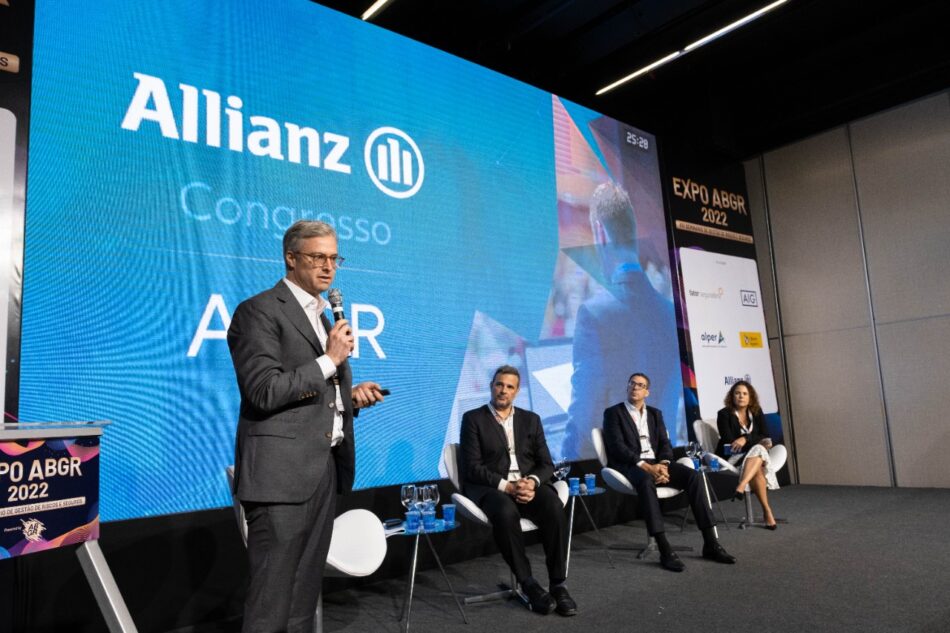 Executivos da Allianz palestrando sobre operadoras em programas de Well-Being