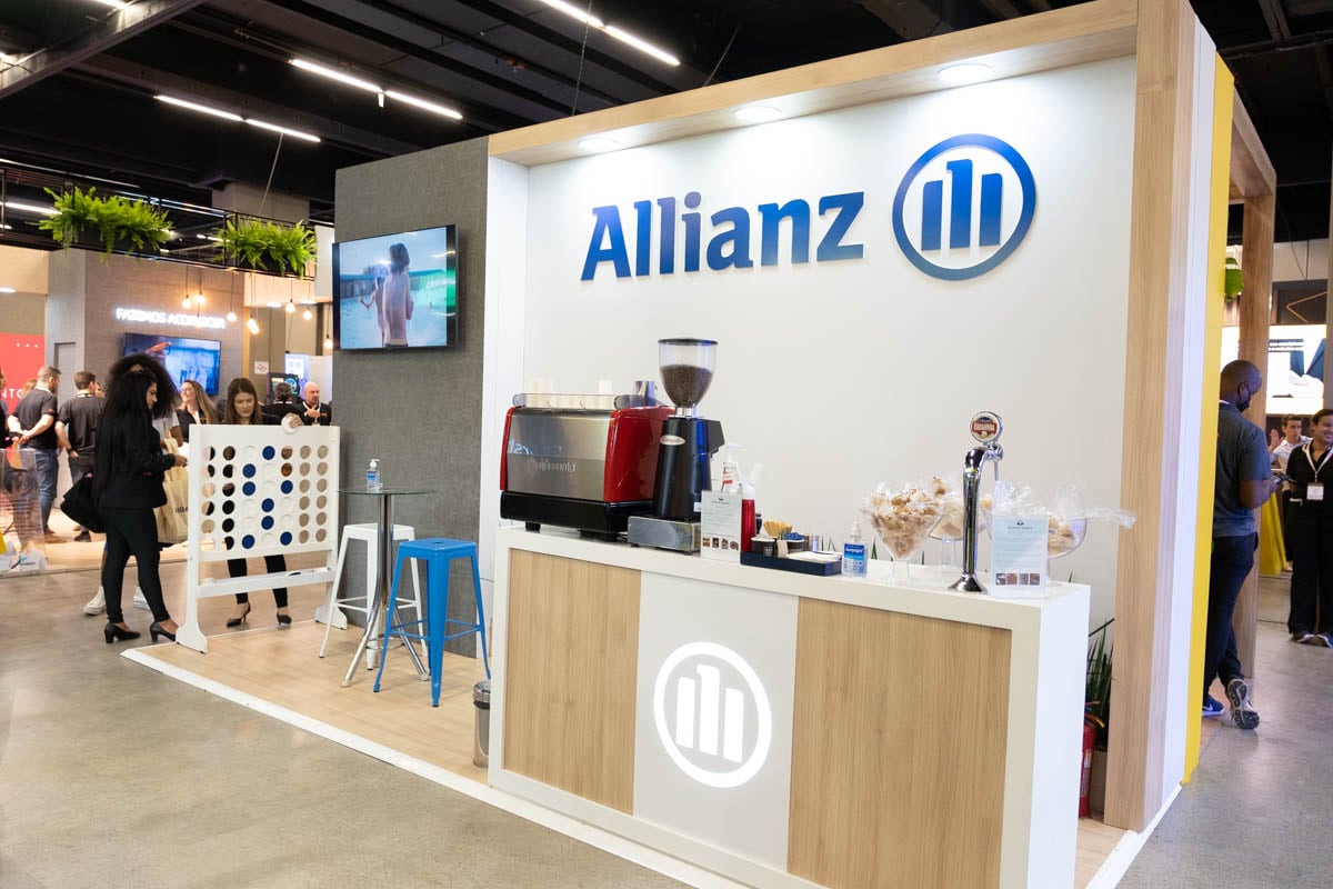 Estande da Allianz montado em salão de evento promovido pela ABGR