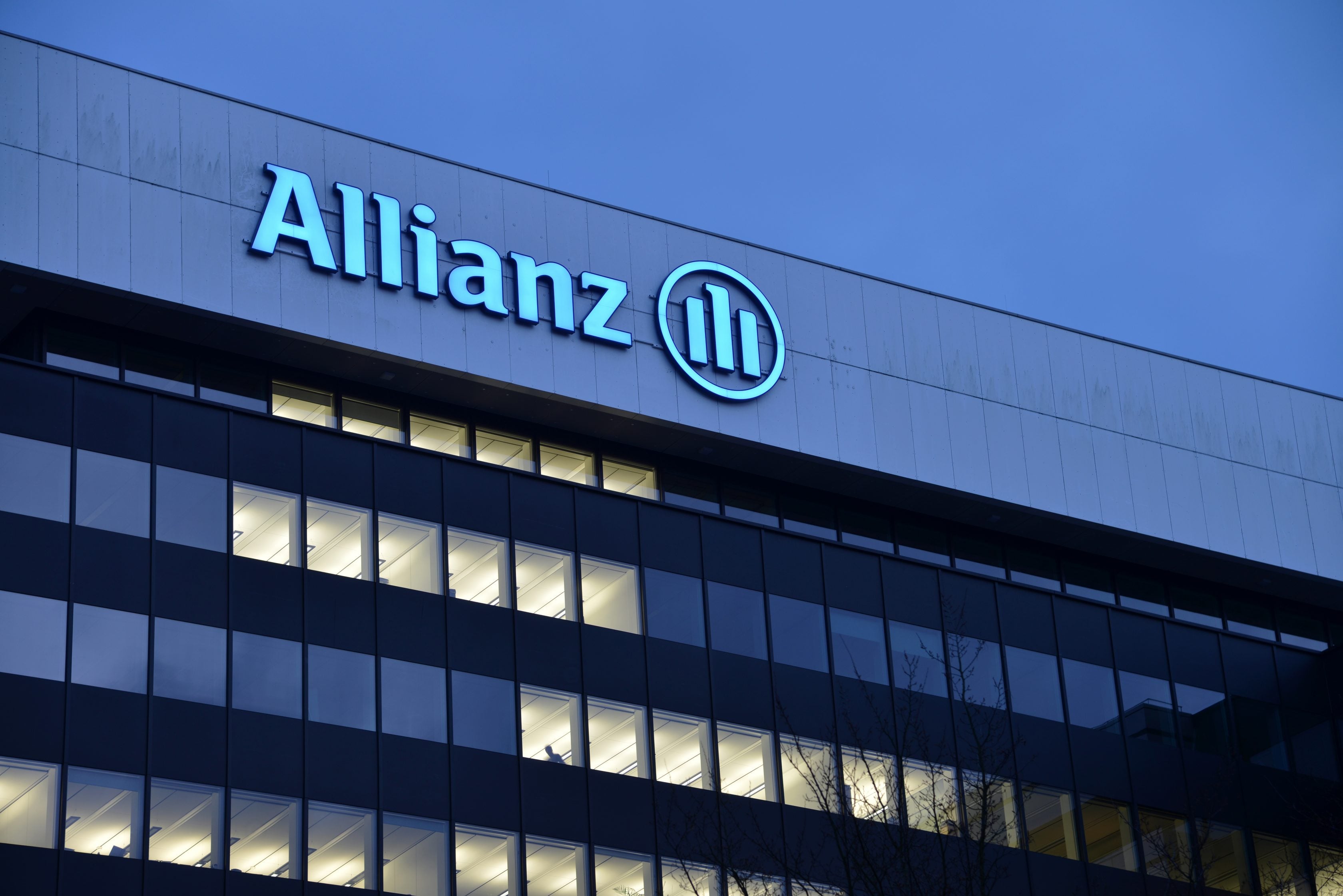 Prédio da Allianz com letreiro aceso na cor azul