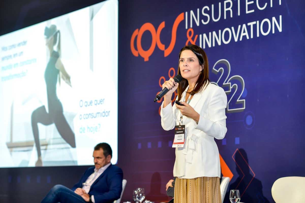 Mulher realizando uma palestra no CQCS Insurtech & Innovation 2022