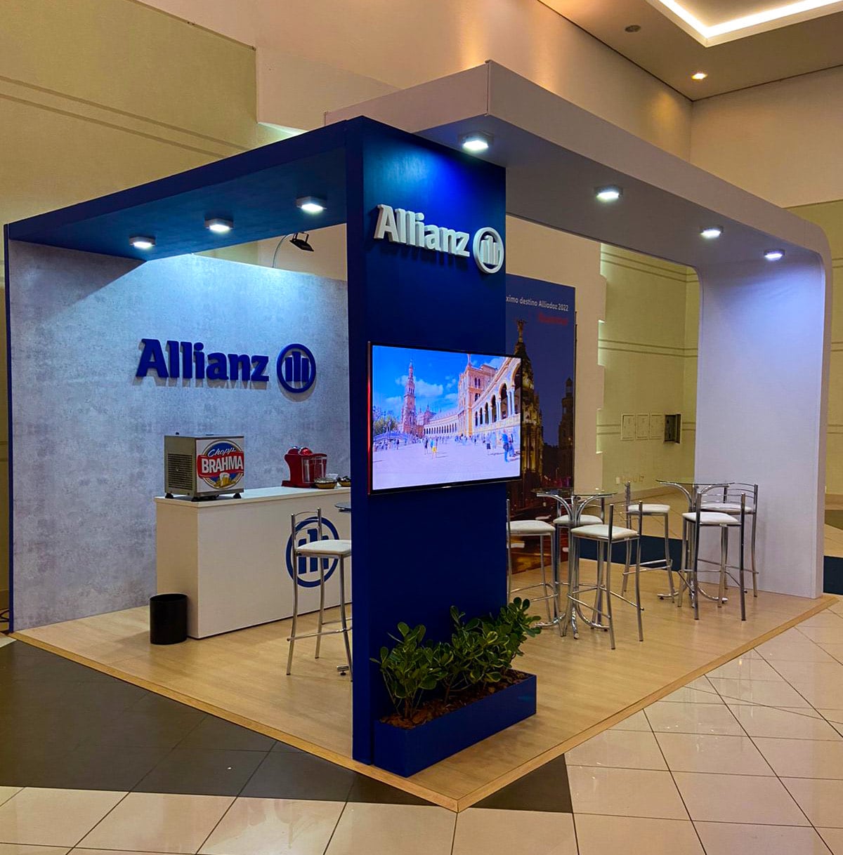 Estande da Allianz montado em salão de evento ou feira.