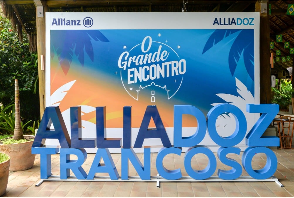 Letreiro da Allianz Seguros representando reconhecimento com parceiros de viagens em Trancoso