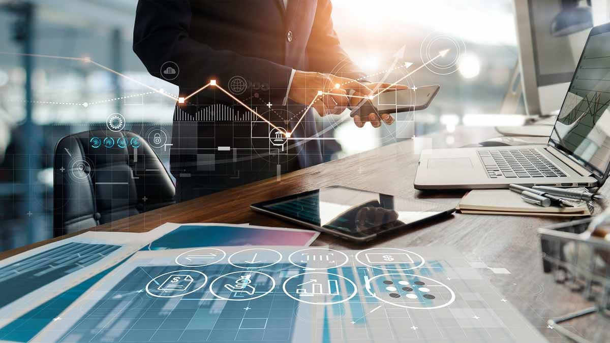 Executivo da Allianz mexendo no celular ao fundo e na frente gráficos com indicadores de crescimento 