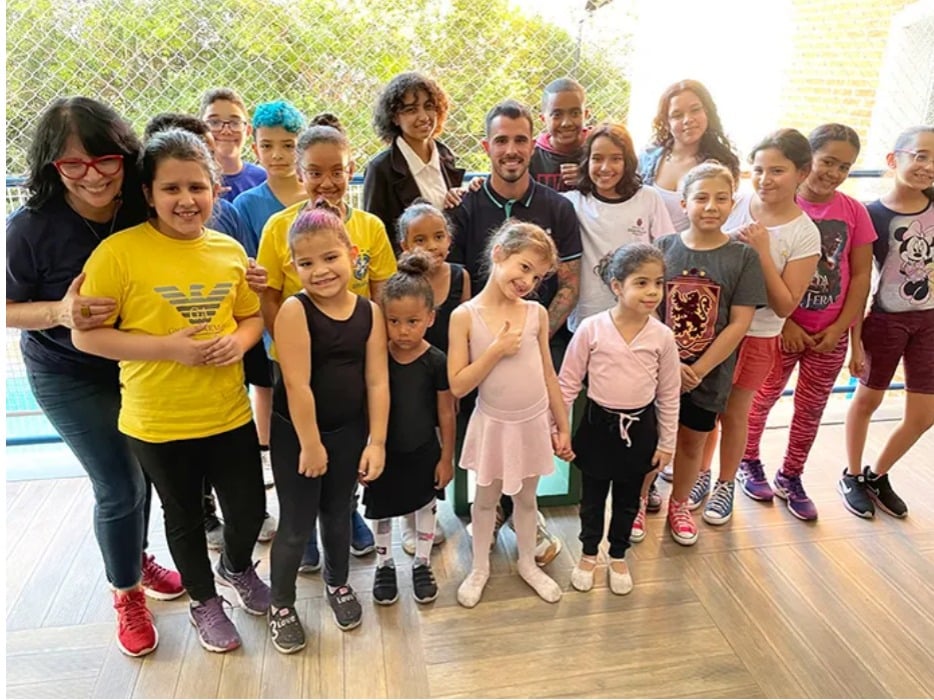 Bruno Fratus posando para foto com crianças