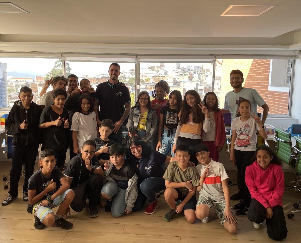 Bruno Fratus posando para foto com crianças