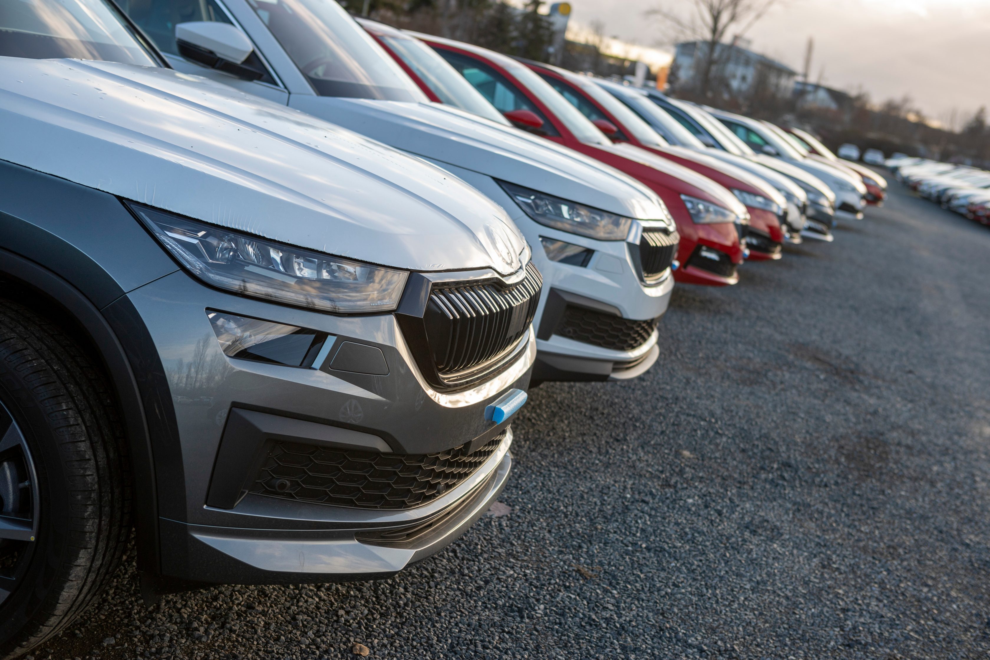 Carros SUV estacionados