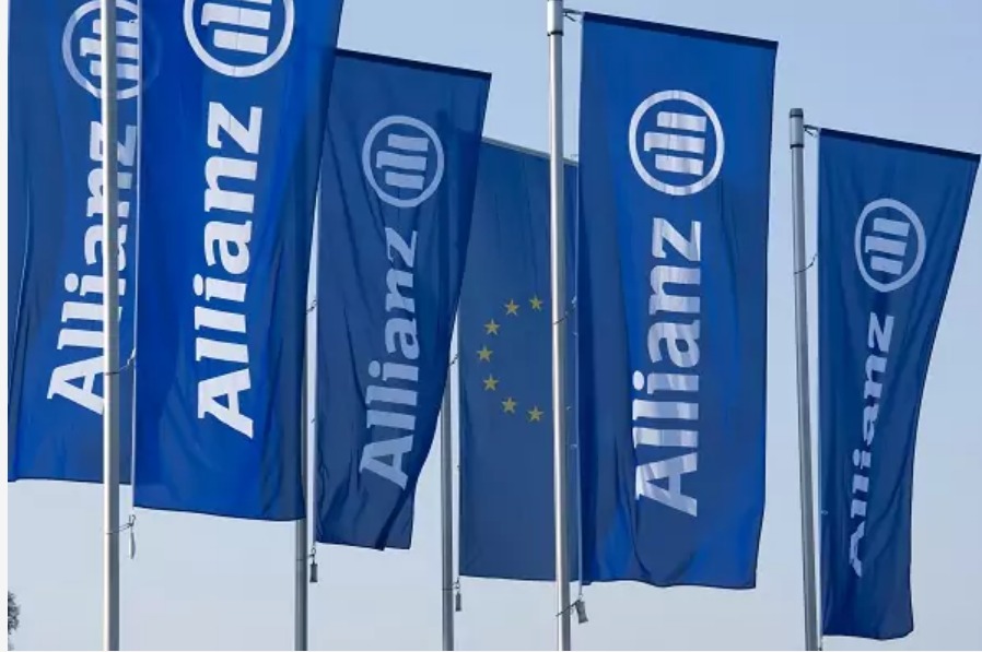 Bandeiras hasteadas com o logo da Allianz