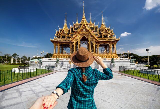 Mulher posando para foto em viagem à Tailândia