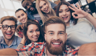 Imagens de pessoas sorrindo em release que informa que corretores da Allianz poderão ver show Amigos do camarote
