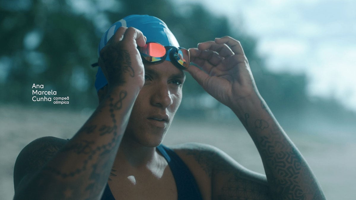 Imagem da campeã olímpica, Ana Marcela Cunha, que foi inserida em um release que aborda campanha que a Allianz explora os meios on e off para se conectar com consumidores