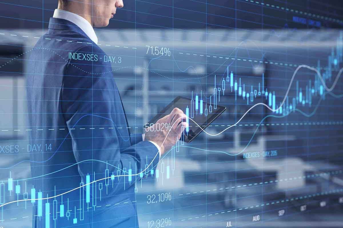 Imagem de um executivo com um tablet em meio a vários gráficos para ilustrar o banner Relatório Global de Seguros Allianz 2023