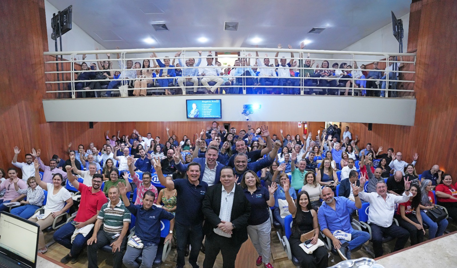 Grupo de corretores em auditório lotado em foto no programa +Capaz.