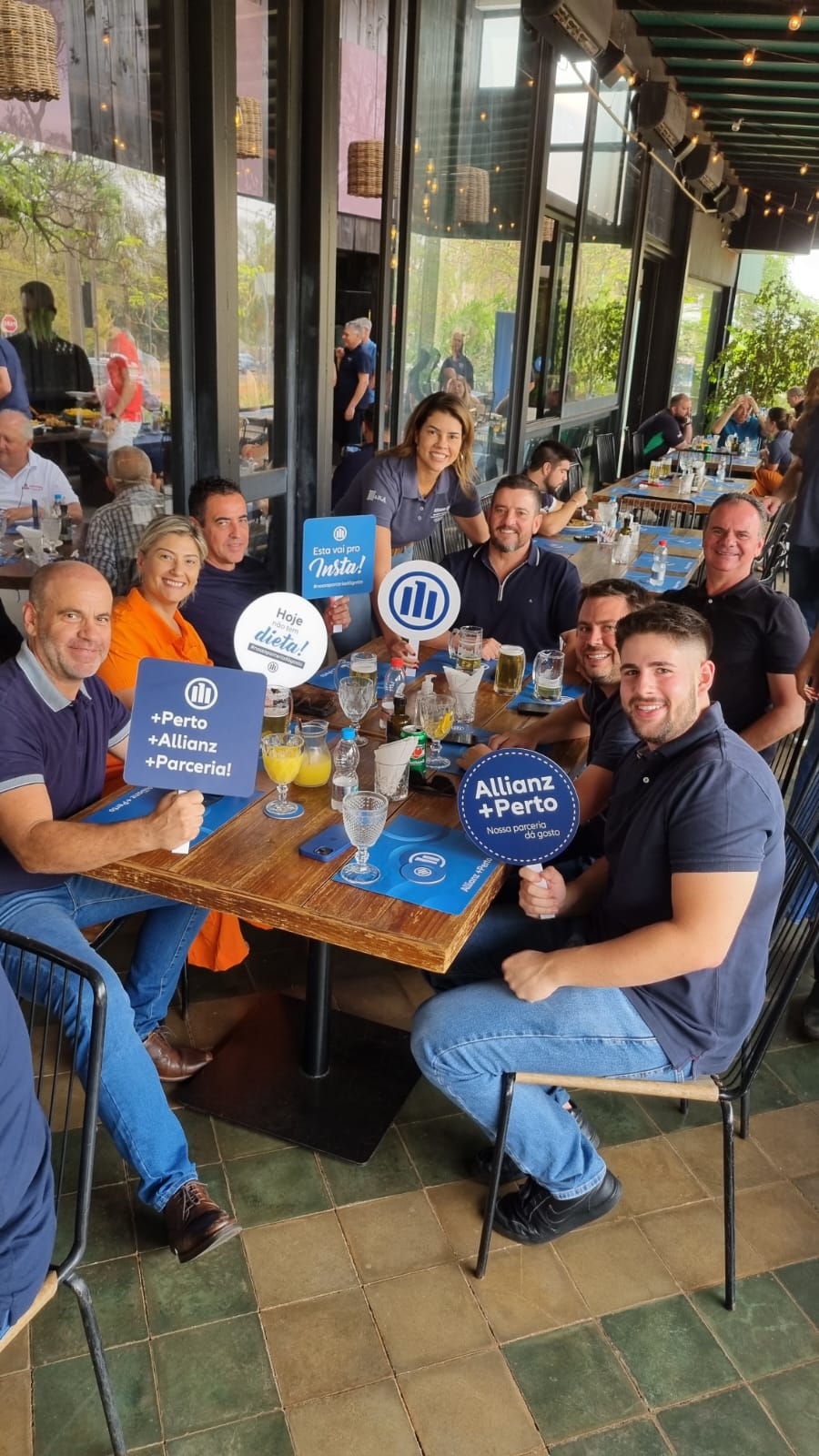 Corretores e Executivos reunidos em foto em almoço de escritorio.