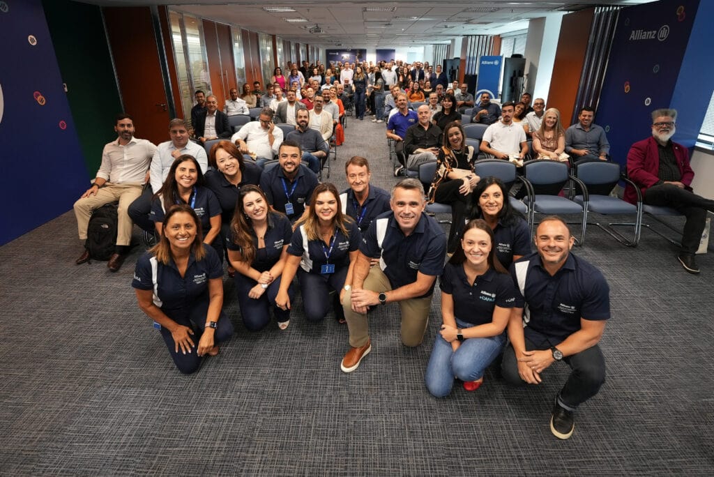 Grupo de corretores em sala de escritorio em foto no programa +Capaz.