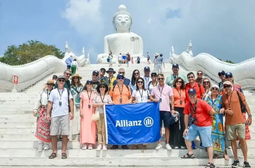 Corretores reunidos em foto em uma viagem exclusiva na Tailandia.