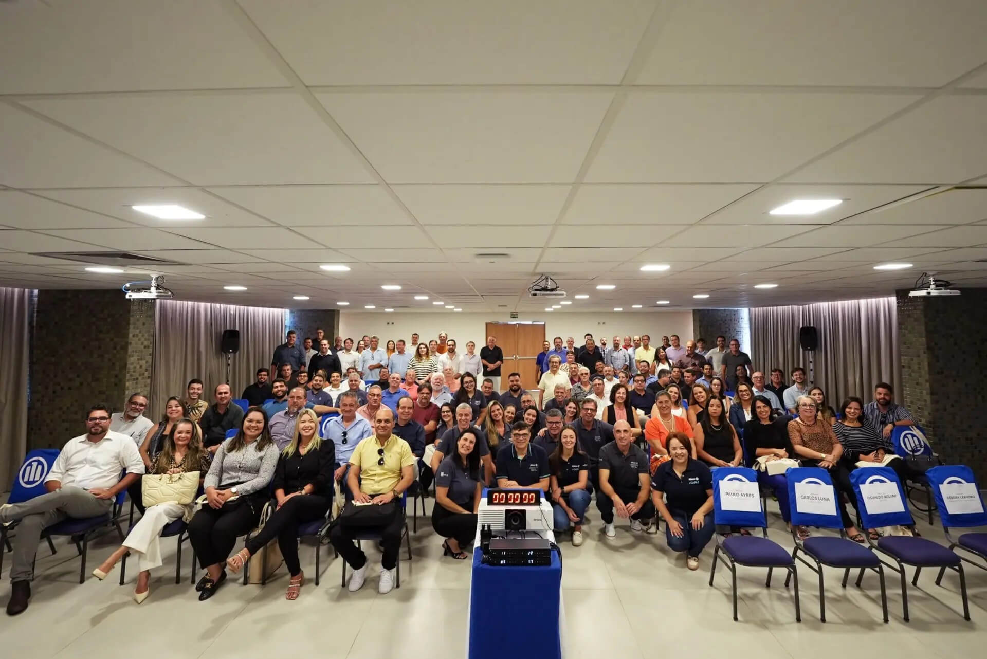 Grupo de corretores em sala de escritorio em foto no programa +Capaz.