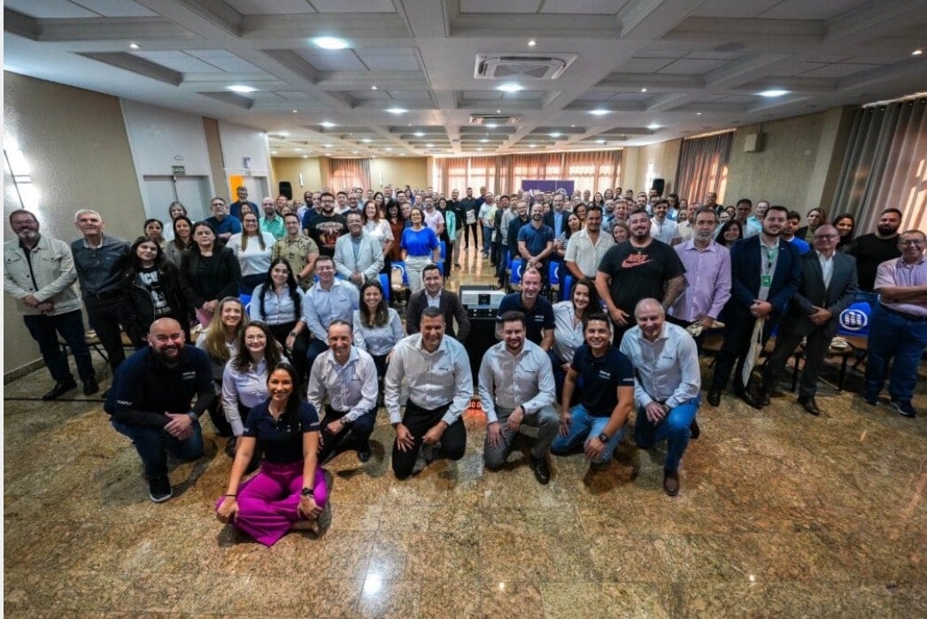 Grupo de corretores em sala de escritorio em foto no programa +Capaz.