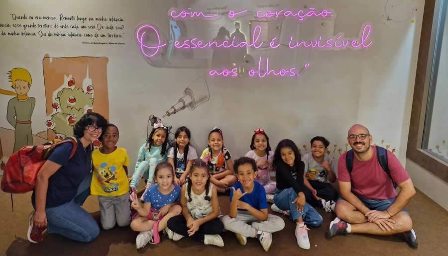 Crianças reunidas em foto em exposição do "Pequeto Princípe".