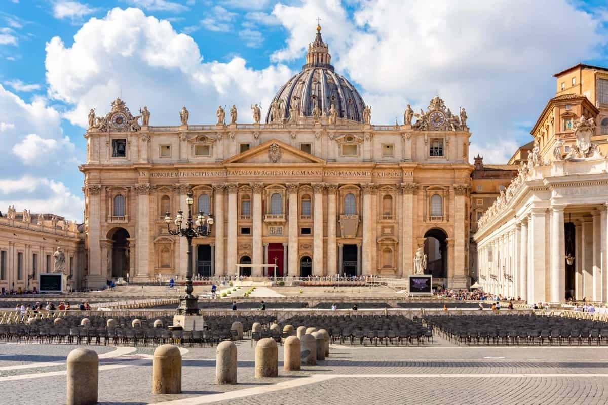 Foto da fachada da Basílica de São Pedro no Vaticano, Roma.