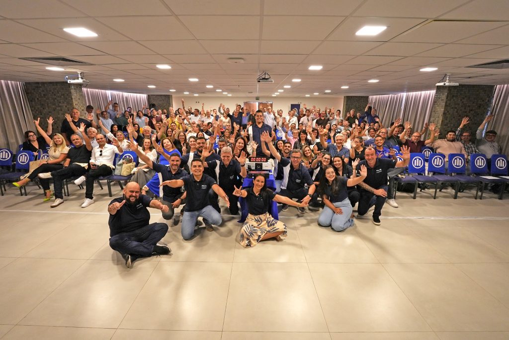 Corretores reunidos em grande salão no programa +Capaz.