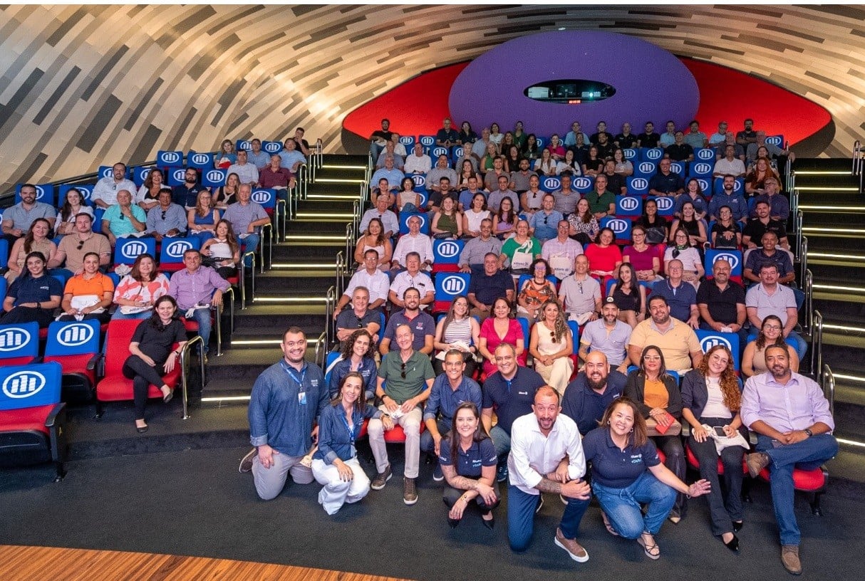 Corretores reunidos em sala de cinema no programa +Capaz.